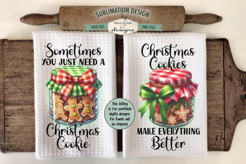Op de afbeelding: Twee witte keukenhanddoeken met wafelweefsel met kerstkoekjesontwerpen. E&eacute;n handdoek leest "Sometimes you just need a Christmas Cookie" met een potje peperkoek. De andere zegt "Christmas Cookies Make Everything Better".