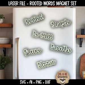 Könnte beinhalten: Ein Set aus Holzmagneten mit inspirierenden Wörtern wie "Rooted" und "Breathe" in Schreibschrift. Die Magnete sind hellgrün mit weißem Rand und werden auf einem weißen Kühlschrank präsentiert. Der Text "LASER FILE - ROOTED WORDS MAGNET SET" befindet sich oben.