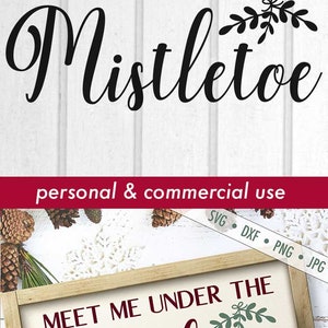 K&ouml;nnte beinhalten: Eine digitale SVG-Schnittdatei f&uuml;r Silhouette- und Cricut-Maschinen. Das Design zeigt den Text "MEET ME UNDER THE Mistletoe" in einer dekorativen Schriftart, mit einem Mistelzweig. Das Design ist f&uuml;r den pers&ouml;nlichen und kommerziellen Gebrauch.