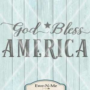 K&ouml;nnte beinhalten: Ein blauer Holzmaserungshintergrund mit dem Text "God Bless America" in einer grauen, stilisierten Schrift. Ein wei&szlig;er Stern befindet sich zwischen den W&ouml;rtern "God" und "Bless". Ein kleines, rechteckiges, hellbraunes Etikett mit blauem Rand befindet sich am unteren Rand des Bildes. Das Etikett tr&auml;gt den Text "Ewe-N-Me designs" in einer grauen, stilisierten Schrift. Eine kleine, wei&szlig;e Schafillustration befindet sich zwischen den W&ouml;rtern "Ewe" und "designs".