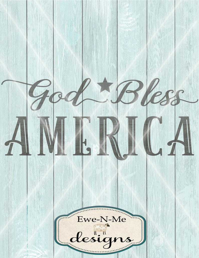 K&ouml;nnte beinhalten: Ein blauer Holzmaserungshintergrund mit dem Text "God Bless America" in einer grauen, stilisierten Schrift. Ein wei&szlig;er Stern befindet sich zwischen den W&ouml;rtern "God" und "Bless". Ein kleines, rechteckiges, hellbraunes Etikett mit blauem Rand befindet sich am unteren Rand des Bildes. Das Etikett tr&auml;gt den Text "Ewe-N-Me designs" in einer grauen, stilisierten Schrift. Eine kleine, wei&szlig;e Schafillustration befindet sich zwischen den W&ouml;rtern "Ewe" und "designs".