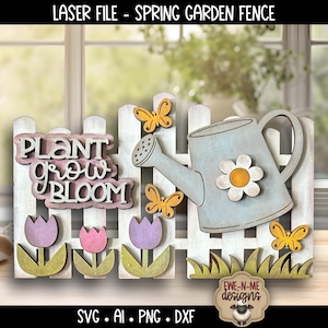 Op de afbeelding: Een houten lentetuinhek met de woorden "PLANT grow BLOOM". Het hek heeft een gieter, vlinders en tulpen. Het ontwerp is in pastelkleuren en bevat de tekst "LASER FILE - SPRING GARDEN FENCE".