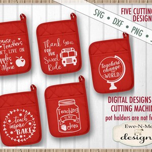 Könnte beinhalten: Fünf rote Topflappen mit weißen Textdesigns. Die Designs beinhalten: "Because Teachers Can't Live on Apples Alone", "Thank You For The Sweet Ride", "Teachers Change The World", "Teach Inspire Bake", und "Teaching Is My Jam".