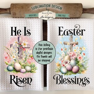 Pu&ograve; includere: Due asciugamani da cucina bianchi con disegni di sublimazione. L'asciugamano a sinistra presenta una croce con fiori e il testo "He Is Risen". L'asciugamano a destra presenta una croce con fiori e il testo "Easter Blessings".