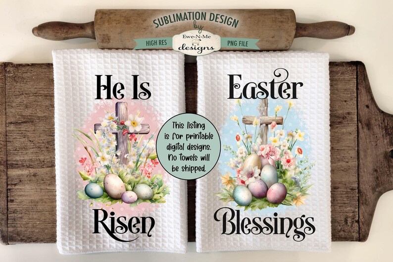 Pu&ograve; includere: Due asciugamani da cucina bianchi con disegni di sublimazione. L'asciugamano a sinistra presenta una croce con fiori e il testo "He Is Risen". L'asciugamano a destra presenta una croce con fiori e il testo "Easter Blessings".