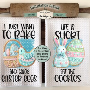 Pu&ograve; includere: Due asciugamani da cucina bianchi con disegni a tema pasquale. Il primo asciugamano dice "Voglio solo cuocere e colorare le uova di Pasqua" e presenta un uccello blu e bianco in un cesto con uova colorate. Il secondo asciugamano dice "La vita &egrave; breve, mangia i biscotti" e presenta un coniglietto bianco con un vestito blu e bianco e un uovo verde e rosa.