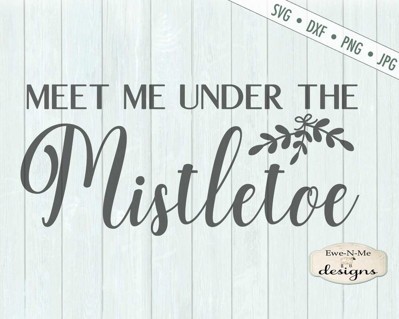 K&ouml;nnte beinhalten: Ein digitales Design auf hellblauem Holzgrund. Der Text lautet "MEET ME UNDER THE Mistletoe" in einer dunkelgrauen Schriftart mit einem Mistelzweig &uuml;ber dem Wort. Das Design enth&auml;lt Dateitypoptionen: SVG, DXF, PNG und JPG.
