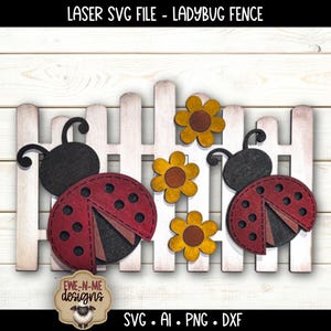 Pode incluir: Uma cerca de madeira decorativa com duas joaninhas e três flores amarelas. As joaninhas têm asas vermelhas com pintas pretas e cabeças pretas. A cerca é branca com um aspeto envelhecido. O texto "LASER SVG FILE - LADYBUG FENCE" está no topo.