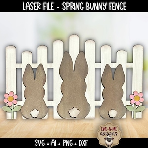 Puede incluir: Una valla de conejitos de primavera de madera con tres siluetas de conejos, una valla blanca y dos flores rosas. El texto "LASER FILE - SPRING BUNNY FENCE" está en la parte superior. La parte inferior de la imagen incluye "SVG . AI . PNG . DXF".
