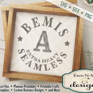 Puede incluir: Un letrero de madera con el texto "Be Mis A SeamlEss Extra Heavy" en letras negras sobre fondo blanco. El letrero está enmarcado en un marco de madera marrón rústico.