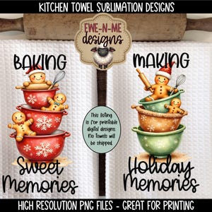 Op de afbeelding: Twee witte keukendoeken met peperkoekmannetjes in kommen, met de woorden "BAKING Sweet Memories" en "MAKING Holiday Memories". De handdoeken liggen op een houten snijplank met een deegroller.