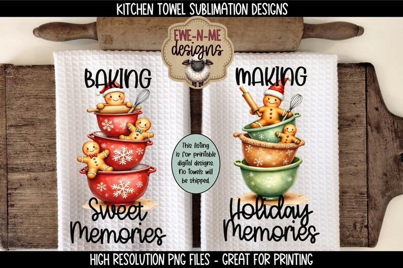 Op de afbeelding: Twee witte keukendoeken met peperkoekmannetjes in kommen, met de woorden "BAKING Sweet Memories" en "MAKING Holiday Memories". De handdoeken liggen op een houten snijplank met een deegroller.