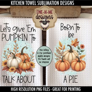 Puede incluir: Dos paños de cocina blancos con diseños de calabazas. Uno de los paños dice "Let's give 'Em PUMPKIN TO TALK ABOUT" y el otro "Born To be A PIE". Los paños tienen calabazas, hojas y flores de acuarela.