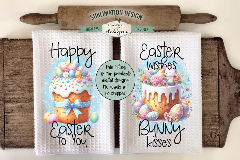 Pu&ograve; includere: Due asciugamani da cucina bianchi con disegni a tema pasquale. L'asciugamano a sinistra presenta una torta blu pastello e gialla con il testo "Buona Pasqua a te". L'asciugamano a destra presenta una torta rosa pastello e gialla con il testo "Auguri di Pasqua Baci di coniglio".