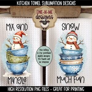 Op de afbeelding: Twee witte keukendoeken met sneeuwmanontwerpen. Op de ene handdoek staat "Mix and Mingle" en op de andere "Snow Much Fun". Elke sneeuwman staat in een stapel blauwe en groene kommen. De tekst "Kitchen Towel Sublimation Designs" staat bovenaan.