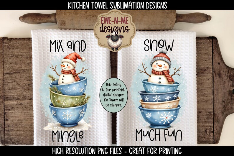 Op de afbeelding: Twee witte keukendoeken met sneeuwmanontwerpen. Op de ene handdoek staat "Mix and Mingle" en op de andere "Snow Much Fun". Elke sneeuwman staat in een stapel blauwe en groene kommen. De tekst "Kitchen Towel Sublimation Designs" staat bovenaan.