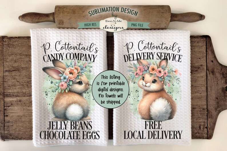 Pu&ograve; includere: Due asciugamani da cucina bianchi con un design di sublimazione che presenta un coniglio carino con una corona di fiori. Il testo sugli asciugamani recita "P. Cottontail's Candy Company" e "P. Cottontail's Delivery Service".