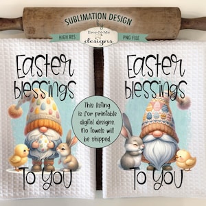 Pu&ograve; includere: Due asciugamani da cucina bianchi con un design di sublimazione che presenta un gnomo che tiene un uovo di Pasqua e un coniglio. Il testo sugli asciugamani recita "Easter blessings to you".