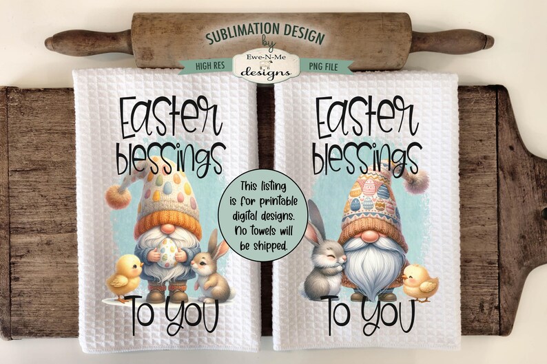 Pu&ograve; includere: Due asciugamani da cucina bianchi con un design di sublimazione che presenta un gnomo che tiene un uovo di Pasqua e un coniglio. Il testo sugli asciugamani recita "Easter blessings to you".