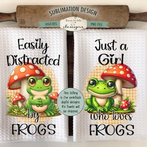 Può includere: Due strofinacci da cucina bianchi a trama waffle con grafiche di rane e funghi. Uno dice "Easily Distracted by FROGS", l'altro dice "Just a Girl who loves FROGS". Un mattarello e un tagliere sono sullo sfondo.