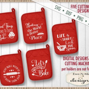 Könnte beinhalten: Fünf rote Ofenhandschuhe mit weißem Text. Die Handschuhe zeigen verschiedene Sprüche zum Thema Backen, darunter "Good Things Come To Those Who Bake", "Baking The World A Better Place", "Life Is Short Lick The Spoon", "Just Roll With It" und "Let's Get Ready To Bake".