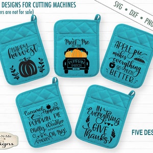 Può includere: Cinque presine turchesi con testo e grafica neri. I disegni includono "Happy Harvest", "Meet Me At The Pumpkin Patch", "Apple Pie Makes Everything So Much Better", "Caramel Apples Pumpkin Pie Chilly Weather S'mores Oh My!" e "In Everything Give Thanks".