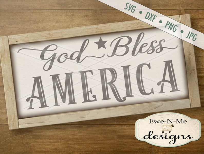 K&ouml;nnte beinhalten: Ein gerahmtes Schild mit wei&szlig;em Hintergrund und Holzrahmen. Das Schild sagt "God Bless America" in einer dekorativen Schriftart mit einem Stern &uuml;ber dem Wort "Bless".