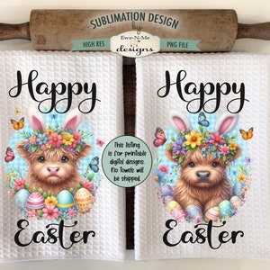 Könnte beinhalten: Zwei weiße Küchentücher mit einem Sublimationsdesign, das eine Comic-Highland-Kuh zeigt, die eine Blumenkrone und Hasenohren trägt. Der Text "Happy Easter" ist auf jedes Handtuch gedruckt.