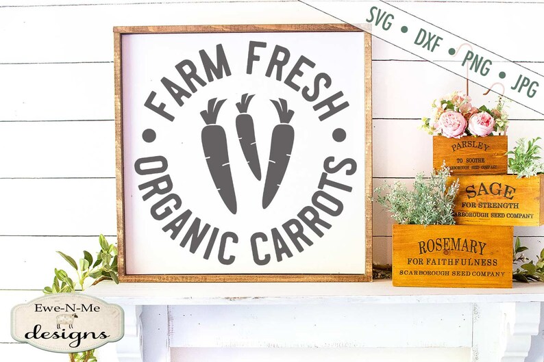 Puede incluir: Un letrero blanco con un marco de madera marr&oacute;n dice "Farm Fresh Organic Carrots" en un c&iacute;rculo con tres siluetas de zanahorias. El letrero est&aacute; en un estante blanco con tres cajas de madera etiquetadas "Perejil", "Salvia" y "Romero".