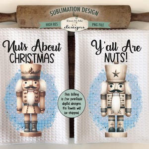 Op de afbeelding: Twee witte keukenhanddoeken met wafelweefsel en notenkrakerontwerpen. Op de ene handdoek staat "Nuts About Christmas" en op de andere "Y'all Are NUTS!". Op de achtergrond een houten deegroller en snijplank.