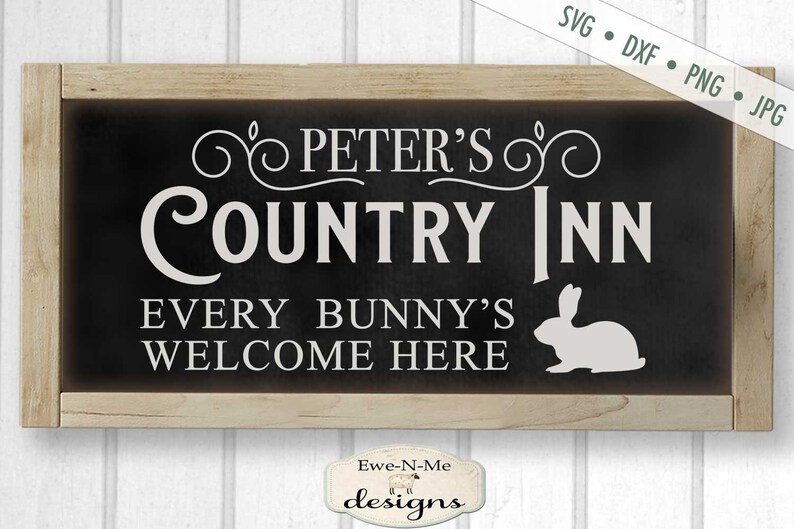 Puede incluir: Un letrero en blanco y negro con el texto "Peter's Country Inn" y "Every Bunny's Welcome Here". Una silueta de conejo blanco est&aacute; en el lado derecho del letrero.