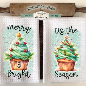 Op de afbeelding: Twee witte keukenhanddoeken met wafelweefsel met kerstboomcupcake-ontwerpen. De ene zegt "Merry & Bright", de andere zegt "Tis the Season". De ontwerpen hebben groene glazuur, rode bessen en een gouden ster.