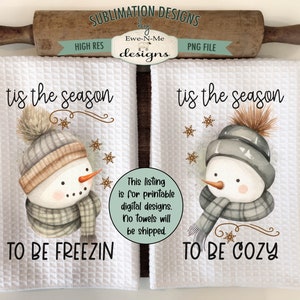 Pode incluir: Duas toalhas de cozinha brancas com um desenho de boneco de neve em aquarela. O texto nas toalhas diz "Tis the season to be freezin" e "Tis the season to be cozy".