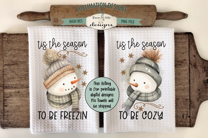 Pode incluir: Duas toalhas de cozinha brancas com um desenho de boneco de neve em aquarela. O texto nas toalhas diz "Tis the season to be freezin" e "Tis the season to be cozy".