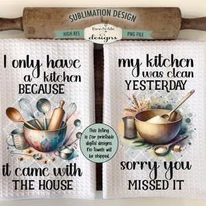 Può includere: Due asciugamani da cucina bianchi con disegni di sublimazione. Il primo asciugamano presenta un'illustrazione ad acquerello di utensili da cucina e il testo "Ho una cucina solo perché è venuta con la casa". Il secondo asciugamano presenta un'illustrazione ad acquerello di una ciotola di farina e il testo "La mia cucina era pulita ieri, peccato che te lo sei perso".