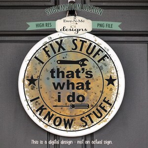 Pode incluir: Placa redonda branca com o texto "I FIX STUFF that's what I do I KNOW STUFF" em preto, com um efeito desgastado. A placa inclui uma chave inglesa e uma chave de fenda. É um design digital.