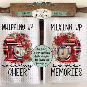 Op de afbeelding: Twee witte keukendoeken met een rood keukenmixer-ontwerp, omringd door poinsettia's en ruitjes. Op &eacute;&eacute;n staat "Whipping Up Holiday Cheer", op de andere "Mixing Up Some Memories".