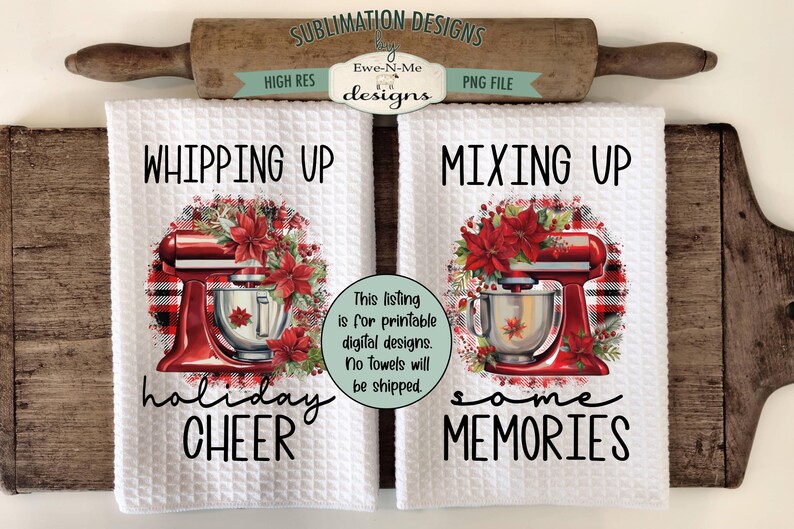 Op de afbeelding: Twee witte keukendoeken met een rood keukenmixer-ontwerp, omringd door poinsettia's en ruitjes. Op &eacute;&eacute;n staat "Whipping Up Holiday Cheer", op de andere "Mixing Up Some Memories".