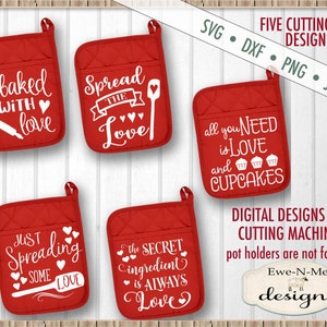 Könnte beinhalten: Fünf rote Topflappen mit weißem Text und Grafiken. Der Text enthält Sätze wie "Baked with Love" und "Spread the Love". Das Bild enthält auch den Text "Digital Designs for Cutting Machines".