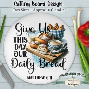 Puede incluir: Tabla de cortar redonda blanca con un diseño a cuadros azul y blanco. La tabla presenta una ilustración de acuarela de pan, un tazón de sopa y un cuchillo. El texto "Give Us This Day Our Daily Bread" está escrito en letra cursiva negra. El texto "Matthew 6:11" está escrito en letra negra debajo de la ilustración. El texto "Sublimation Design" está escrito en letra negra en la esquina inferior derecha de la tabla.