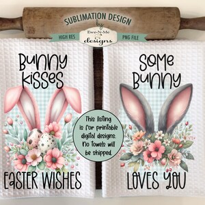 Pu&ograve; includere: Due asciugamani da cucina bianchi con disegni di coniglietti di Pasqua. L'asciugamano a sinistra presenta un coniglietto rosa con il testo "Bunny Kisses Easter Wishes". L'asciugamano a destra presenta un coniglietto grigio con il testo "Some Bunny Loves You".