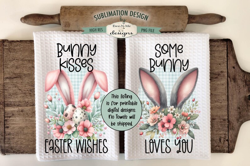 Pu&ograve; includere: Due asciugamani da cucina bianchi con disegni di coniglietti di Pasqua. L'asciugamano a sinistra presenta un coniglietto rosa con il testo "Bunny Kisses Easter Wishes". L'asciugamano a destra presenta un coniglietto grigio con il testo "Some Bunny Loves You".