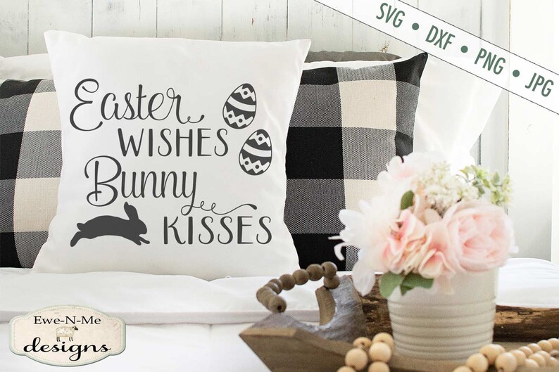 Puede incluir: Almohada blanca con el texto "Easter Wishes Bunny Kisses" en fuente de letra cursiva negra. Dos huevos de Pascua con patrones en blanco y negro est&aacute;n por encima del texto. Una silueta de conejo negro est&aacute; por debajo del texto. La almohada est&aacute; sobre una cama blanca con una almohada a cuadros en blanco y negro detr&aacute;s.