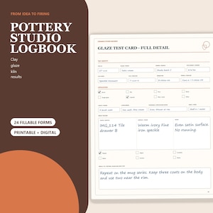 Peut inclure: Un carnet de bord pour studio de poterie présentant un formulaire de fiche de test d'émail avec des champs pour l'identifiant, l'émail, l'argile et les notes. Le document inclut le texte Pottery Studio Logbook et Glaze Test Card.