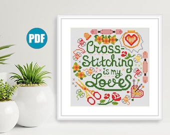 Peut inclure: Un motif de point de croix encadré avec le texte "Cross-Stitching is my Love". Le motif présente des images colorées d'outils de couture, de fleurs et de cœurs. Le cadre est blanc et le fond est gris clair.
