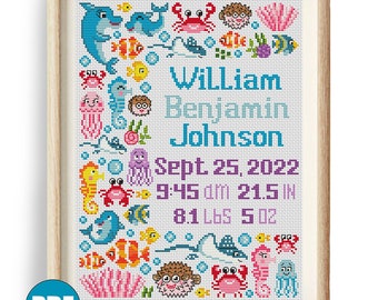 Peut inclure: Un motif de point de croix représentant une scène sous-marine colorée avec des hippocampes, des crabes, des méduses, des dauphins et des poissons. Le motif comprend le nom "William Benjamin Johnson", la date "Sept. 25, 2022", l'heure "9h45", la longueur "21,5 pouces", le poids "8,1 livres" et la taille "5 onces".