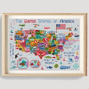 Pode incluir: Mapa de ponto cruz dos Estados Unidos da Am&eacute;rica, com nomes de estados e imagens ic&oacute;nicas. A obra de arte inclui uma representa&ccedil;&atilde;o detalhada de cada estado, com o texto "The United States of America" no topo.