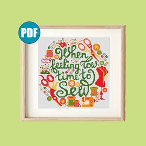 Może przedstawiać: Oprawiony wzór haftu krzyżykowego z napisem "When feeling low, time to sew". Projekt przedstawia narzędzia do szycia, takie jak nożyczki, szpulki nici i maszynę do szycia w okrągłym układzie. Paleta kolorów obejmuje zielony, czerwony, pomarańczowy i żółty.