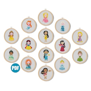 以下が含まれることがあります： ディズニーのプリンセスをフィーチャーした15種類のクロスステッチパターンセット。各パターンは円形のフープに囲まれ、カラフルなカートゥーンスタイルで異なるプリンセスを描いています。