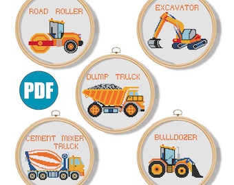 Peut inclure: Cinq cerceaux de broderie au point de croix représentant des engins de chantier : rouleau compresseur, excavatrice, camion benne, bétonnière et bulldozer. Chaque motif est en orange, bleu et jaune, avec le nom du véhicule au-dessus. Le logo PDF est visible.